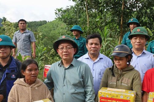 Phó Thủ tướng Hồ Quốc Dũng: Khẩn trương thông tuyến, chăm lo đời sống dân vùng lũ
