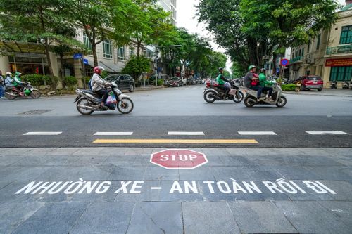 Cục CSGT lần đầu sơn chữ trên đường để nhắc tài xế giảm tốc