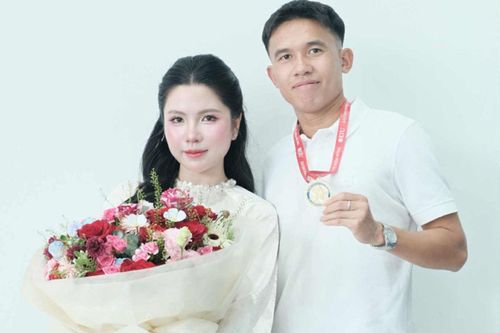 Tiền vệ tuyển Việt Nam sắp cưới 'cô chủ tiệm vàng' sau 7 năm yêu