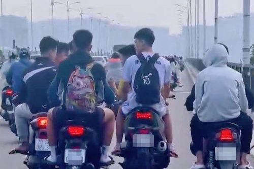 Xử lý nhóm 'choai choai' đầu trần đi xe máy hàng ngang ở cầu Vĩnh Tuy