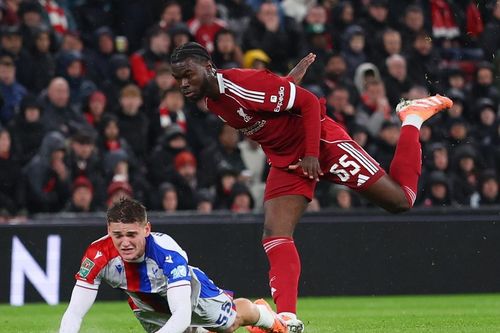 Tài năng trẻ Liverpool dính 2 thẻ đỏ trong 16 phút