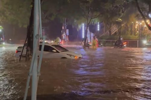 Cận cảnh Phú Quốc ngập lút bánh ôtô sau trận mưa lớn nhất 25 năm