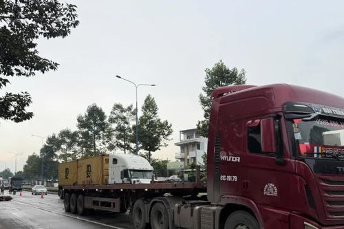 Tai nạn giao thông mới nhất 30/10/2025: người phụ nữ đi thăm con bị xe container cán tử vong