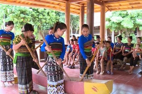 Giữ nhịp khua luống nơi bản Thái Tam Thanh