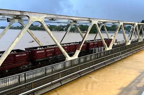 Lũ sông Hương dâng cao, đường sắt tiếp tục đưa 2 tàu chở 1.100 tấn đá giữ cầu