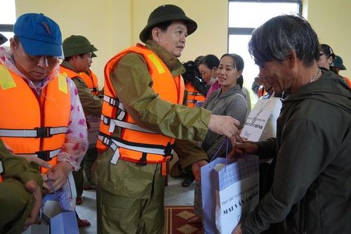 Phó Thủ tướng Mai Văn Chính thăm hỏi, động viên người dân vùng lũ Quảng Trị