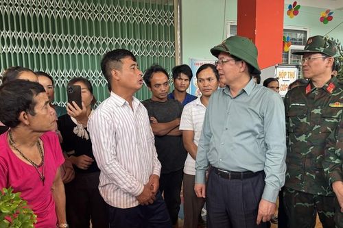 Phó Thủ tướng Hồ Quốc Dũng thăm hỏi, động viên người dân bị ảnh hưởng do sạt lở đất tại Quảng Ngãi