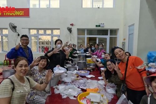 Chuyện những phần cơm chứa chan tình yêu thương của người dân xứ Huế
