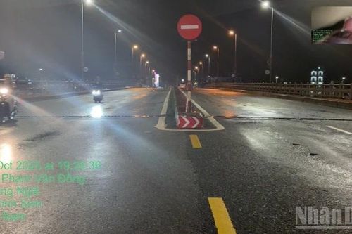 Mưa lớn và hoàn lưu bão số 12 gây ngập lụt, sạt lở trên nhiều tuyến giao thông huyết mạch