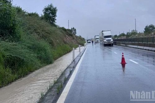 Đặt biển cảnh báo, phân luồng giao thông trên cao tốc Vĩnh Hảo-Phan Thiết do mưa lớn