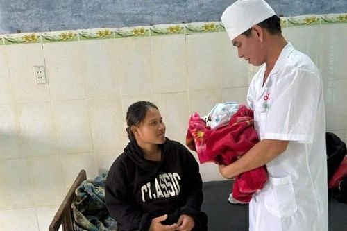 Quân y Biên phòng Quảng Trị hỗ trợ sản phụ sinh con trong mưa lũ