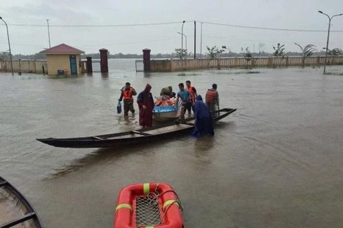 Cứu 6 người gặp nạn khi đi cứu trợ vùng lũ ở Quảng Điền