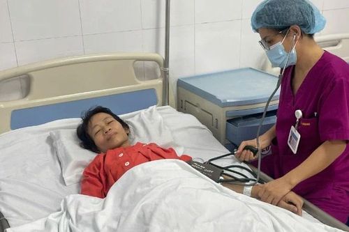 Cứu sống bệnh nhân mang khối u xơ tử cung khổng lồ nặng gần 10kg