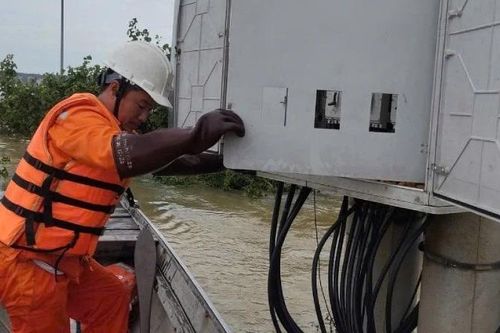 Điện lực Huế sẽ kiểm tra xuyên đêm để sớm khôi phục điện lưới cho người dân