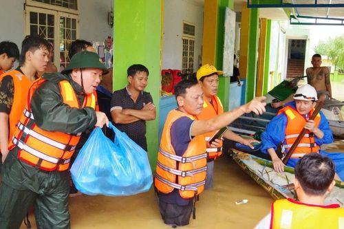 Những suất cơm nghĩa tình nơi ngập lũ