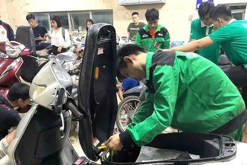 Nghĩa cử đẹp của sinh viên giữa mùa lũ Huế