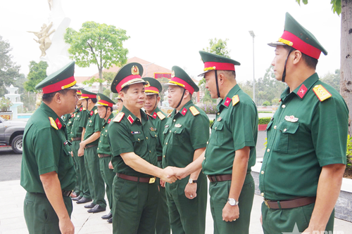 Trung tướng Đỗ Xuân Tụng thăm, làm việc tại Sư đoàn 5 (Quân khu 7)