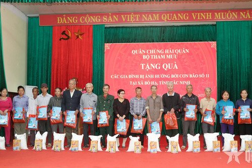 Bộ Tham mưu Hải quân trao quà tặng nhân dân Bắc Ninh chịu thiệt hại do bão số 11
