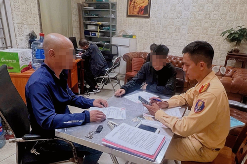 Hà Nội: Xử lý nam thanh niên 'bốc đầu' xe máy trên đường phố