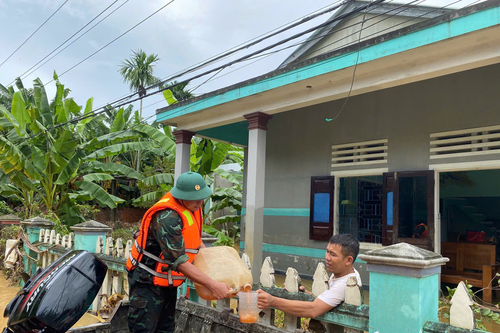Trong hoạn nạn càng gắng sức giúp dân vùng lũ