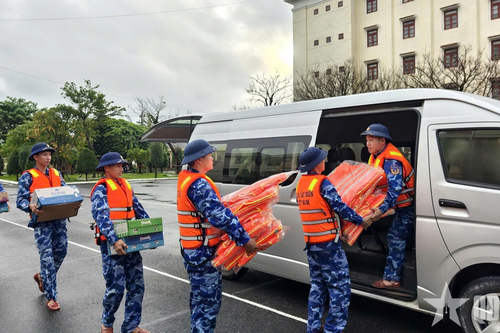 Bộ tư lệnh Vùng Cảnh sát biển 2 hỗ trợ nhân dân vùng lũ Đà Nẵng