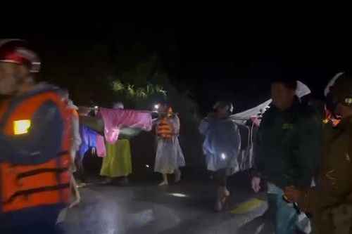 Xuyên đêm vượt 20km khiêng 3 nạn nhân vụ sạt lở đi cấp cứu
