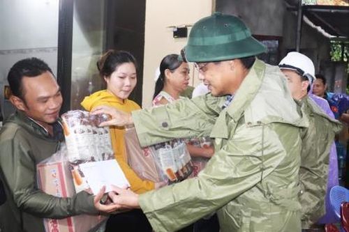 Phó Bí thư Thành ủy Ngô Xuân Thắng kiểm tra các điểm sạt lở, tặng quà động viên người dân đi sơ tán