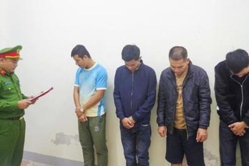 Khởi tố nhóm 'con bạc'