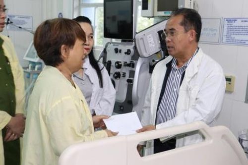Lãnh đạo thành phố chỉ đạo nỗ lực cứu chữa 4 nạn nhân bị ngạt khí