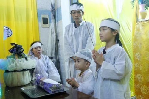 'Mẹ nói đi làm mua sữa cho con, mà lũ cuốn mất mẹ rồi…'