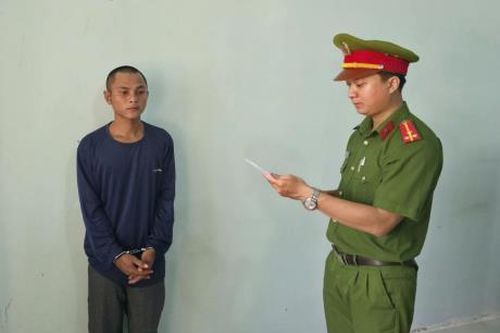 Phi chai trúng đầu bạn nhậu