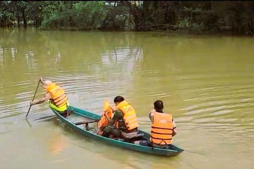 Dũng cảm, nhanh trí cứu thanh niên bị lật ghe
