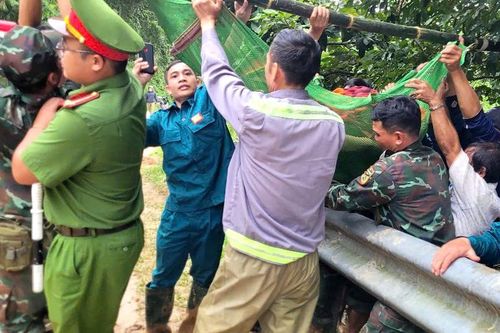 Băng rừng đưa sản phụ bị tiền sản giật đi cấp cứu trong vùng sạt lở