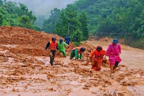 Công an xã A Vương băng mưa lũ, sạt lở tiếp cận ứng cứu các thôn bị cô lập, mất liên lạc