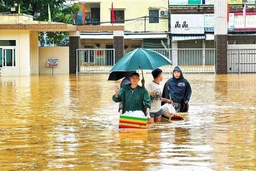 Thầy cô ở Huế lội nước nấu cơm cho sinh viên trong cơn lũ