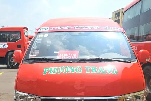 Háo hức chờ xe buýt liên vùng lăn bánh