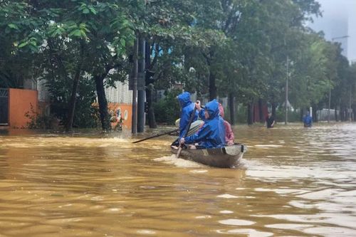 Lật ghe liên tiếp trong mưa lũ ở Huế, khiến ít nhất 6 người mất tích