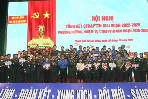 Lực lượng vũ trang TPHCM kết nạp hơn 300 đảng viên mới