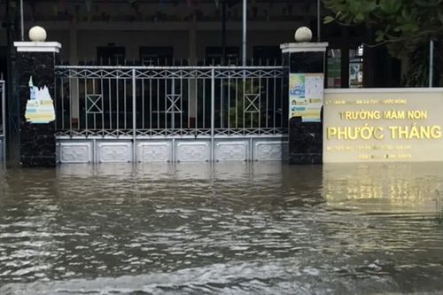 Gia Lai: Mưa lớn kèm triều cường, 8 trường học bị ngập sâu