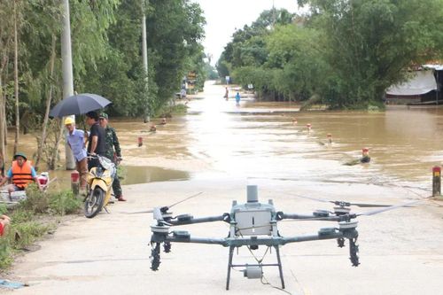 Sử dụng drone tiếp tế nhu yếu phẩm cho người dân vùng lũ Đà Nẵng