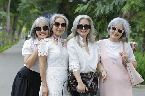 Hội 'chị đẹp tóc bạc' viral mạng xã hội nhờ thần thái 'cực slay'