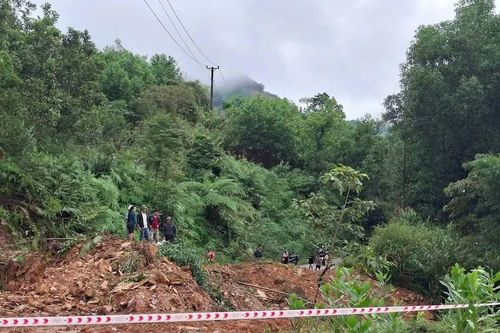 Sạt lở núi chắn đường độc đạo, 52 hộ dân tại xã Thanh Bồng bị cô lập