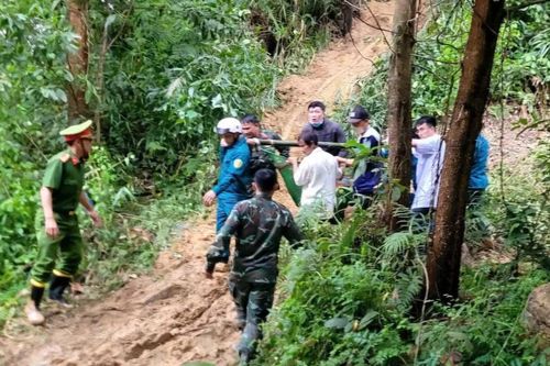 Băng rừng vượt sạt lở, đưa sản phụ nguy kịch đi cấp cứu