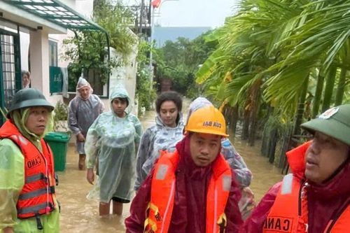 Cứu 5 du khách nước ngoài bị kẹt trong nhà ở Đà Nẵng