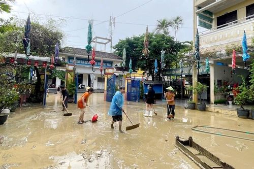 Thầy cô giáo TP Huế ngâm mình trong nước ngập dọn bùn sau lũ lịch sử