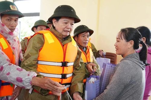 Không để người dân vùng ngập lụt thiếu lương thực, nước uống