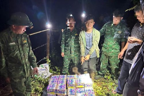 Bắt giữ đối tượng vận chuyển 48 hộp pháo hoa nổ