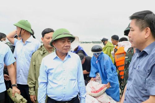 Thường trực Ban Bí thư Trần Cẩm Tú thăm, động viên nhân dân vùng lũ Đà Nẵng