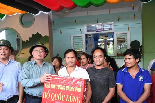 Phó Thủ tướng Hồ Quốc Dũng thăm, trao quà và nhu yếu phẩm hỗ trợ cho bà con tại Quảng Ngãi