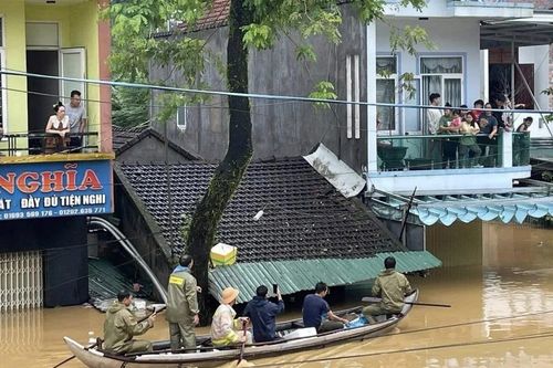 Chạy lũ chỉ kịp ôm con, còn lại để mặc cho nước cuốn trôi
